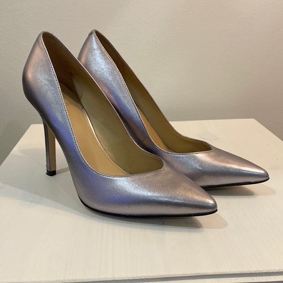 Guess Metallic Pointed Toe Heel - Picture 1 of 12